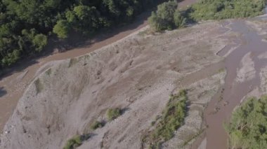 Bir dağ geçidinde uçmak. Hava araştırması