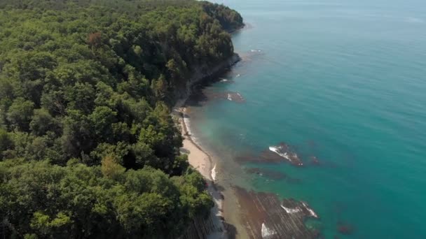 Flying over the rocky coast with high cliffs sea mountain mountain coast of the ocean. Aerial shot — Stock Video