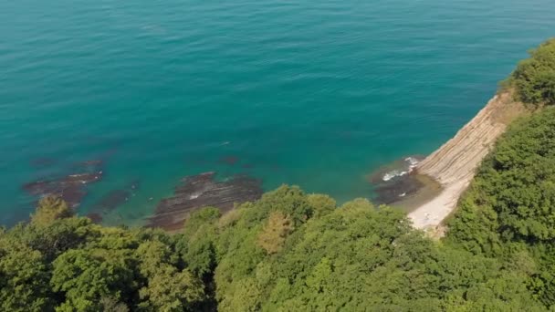 Vliegen over de rotsachtige kust met hoge kliffen zee berg kust van de Oceaan. Luchtfoto — Stockvideo