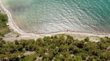 Deniz kıyışeridiüzerinde uçuş. Havadan çekim