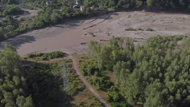 Voler dans une gorge de montagne. Relevé aérien 