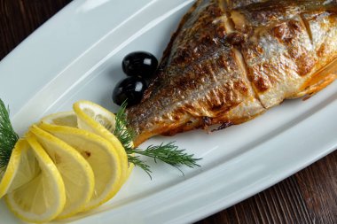 Garnitür ve sebze ile ızgara balık. restoran menüsü