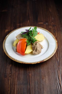 Bir garnitür ve sebze ile haşlanmış et . restoran menüsü