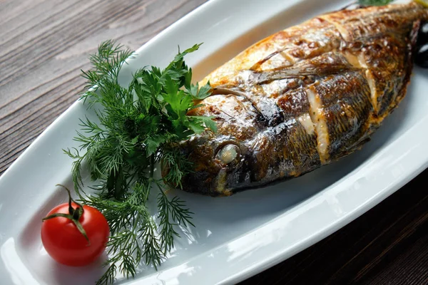 Pescado a la parrilla con guarnición y verduras. menú del restaurante —  Fotos de Stock