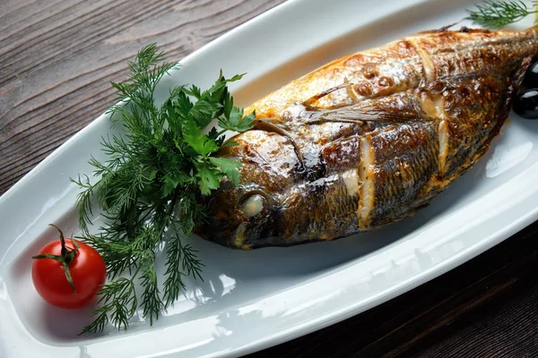 Жареная рыба с гарниром и овощами. меню ресторана — стоковое фото
