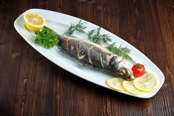 Grilled fish with a side dish and vegetables. restaurant menu — Stock Photo, Image