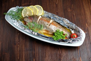 Garnitür ve sebze ile ızgara balık. restoran menüsü