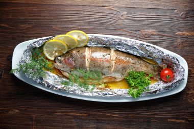 Garnitür ve sebze ile ızgara balık. restoran menüsü