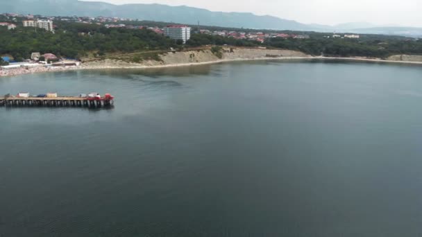 Volando sobre el muelle hacia el mar. Disparo aéreo — Vídeo de stock