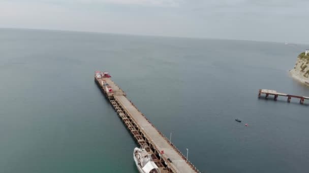 Vliegen over de pier naar de zee. Luchtfoto — Stockvideo