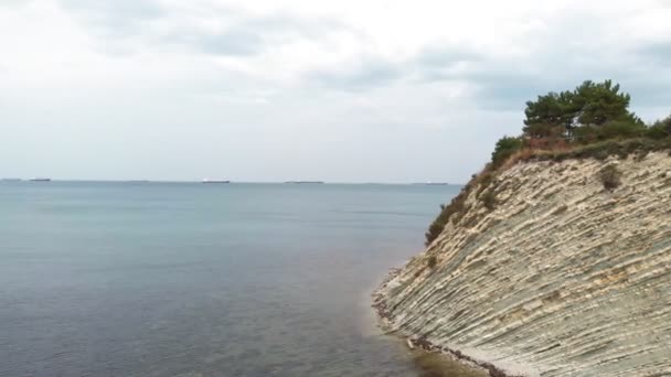 岩の多い海岸に沿って飛ぶ。航空写真 — ストック動画