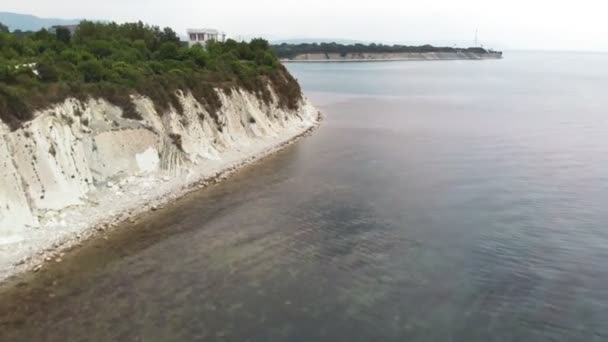 岩の多い海岸に沿って飛ぶ。航空写真 — ストック動画