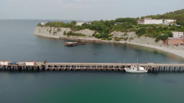 Fliegen über die Seebrücke zum Meer. Luftaufnahme — Stockvideo