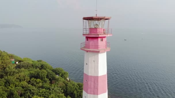 Latanie wokół latarni morskiej nad morzem. Strzał z lotu ptaka — Wideo stockowe