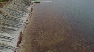 Kayalık sahil boyunca uçuyor. Havadan çekim