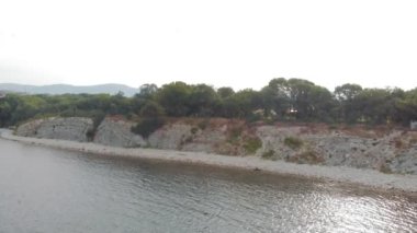 Kayalık sahil boyunca uçuyor. Havadan çekim