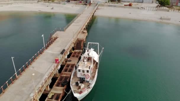 Survoler la jetée jusqu'à la mer. Plan aérien — Video