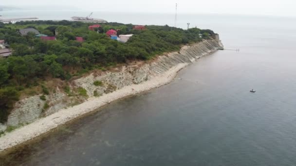 Repülő mentén a sziklás tengerparton. Légifelvétel — Stock videók