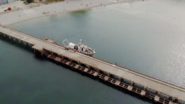 Rıhtımdan denize uçuyor. Havadan çekim