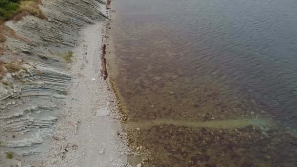 Voler le long du littoral rocheux. Plan aérien — Video