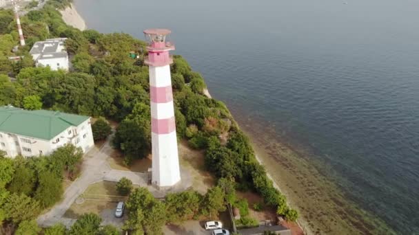 Fliegen um den Leuchtturm an der Küste. Luftaufnahme — Stockvideo