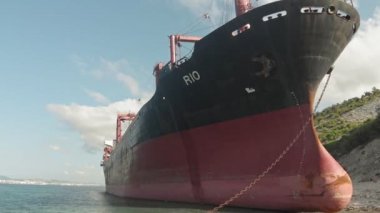 Denizde karaya oturan Kargo Gemisi.