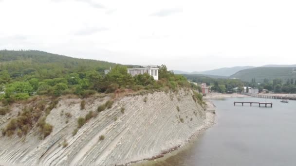 Terbang di sepanjang pantai berbatu. Tembakan udara. — Stok Video