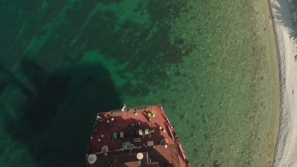 Грузовой корабль на мели в море . — стоковое видео