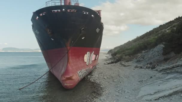 Navio de carga encalhado no mar . — Vídeo de Stock