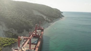 Denizde karaya oturan Kargo Gemisi.