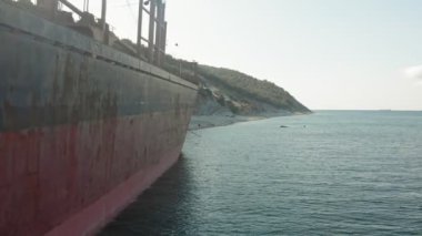 Denizde karaya oturan Kargo Gemisi.
