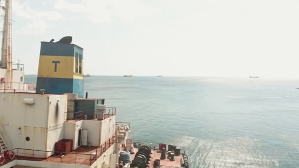 Navire cargo échoué en mer . — Video