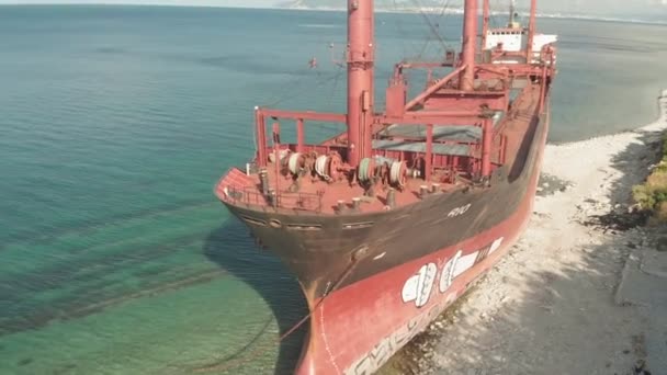 Navio de carga encalhado no mar . — Vídeo de Stock