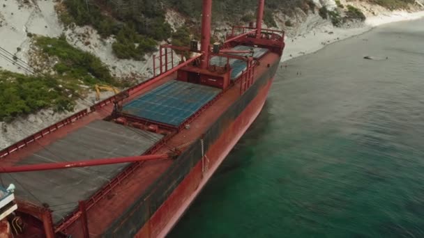 Cargo Ship Ground op zee. — Stockvideo