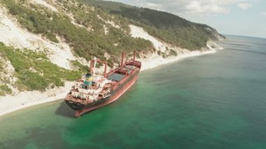 Denizde karaya oturan Kargo Gemisi.