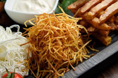 Koyu ahşap arka plan üzerinde ahşap siyah bir plaka üzerinde sıcak meze. Restoran menüsü