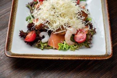 Marul ve karides ile salata. Restoran menüsü