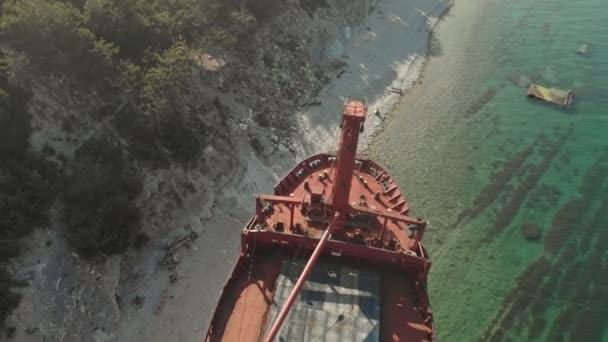 Navio de carga encalhado no mar . — Vídeo de Stock