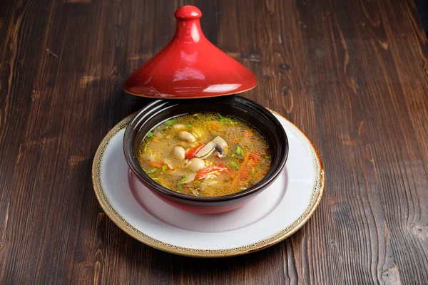 Erişte ve brokoli çorbası. Restoran menüsü