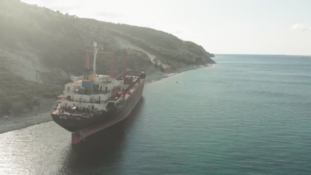 Navio de carga encalhado no mar . — Vídeo de Stock