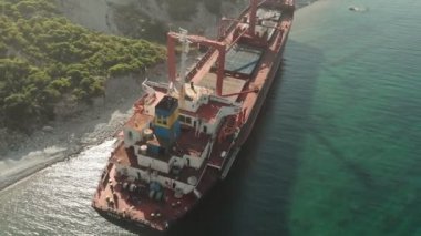 Denizde karaya oturan Kargo Gemisi.