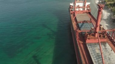 Denizde karaya oturan Kargo Gemisi.