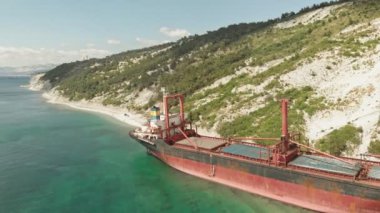 Denizde karaya oturan Kargo Gemisi.