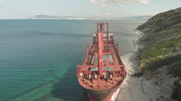 Navire cargo échoué en mer . — Video