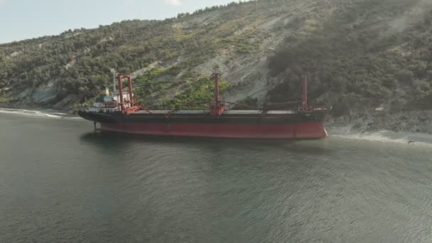 Buque de carga encallado en el mar . — Vídeo de stock