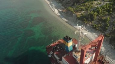 Denizde karaya oturan Kargo Gemisi.