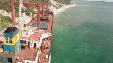 Denizde karaya oturan Kargo Gemisi.