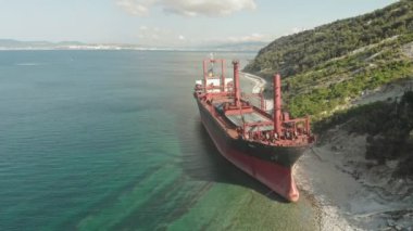 Denizde karaya oturan Kargo Gemisi.