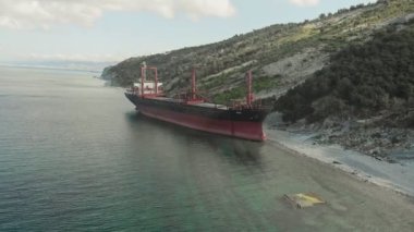 Denizde karaya oturan Kargo Gemisi.