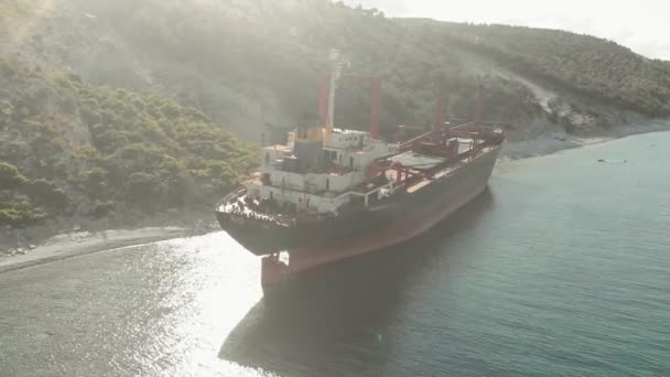 Buque de carga encallado en el mar . — Vídeo de stock